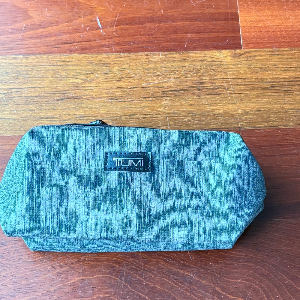 2 Tumi for Delta Airlines Amenity Travel Kits - Unisex - Picture 6 of 13